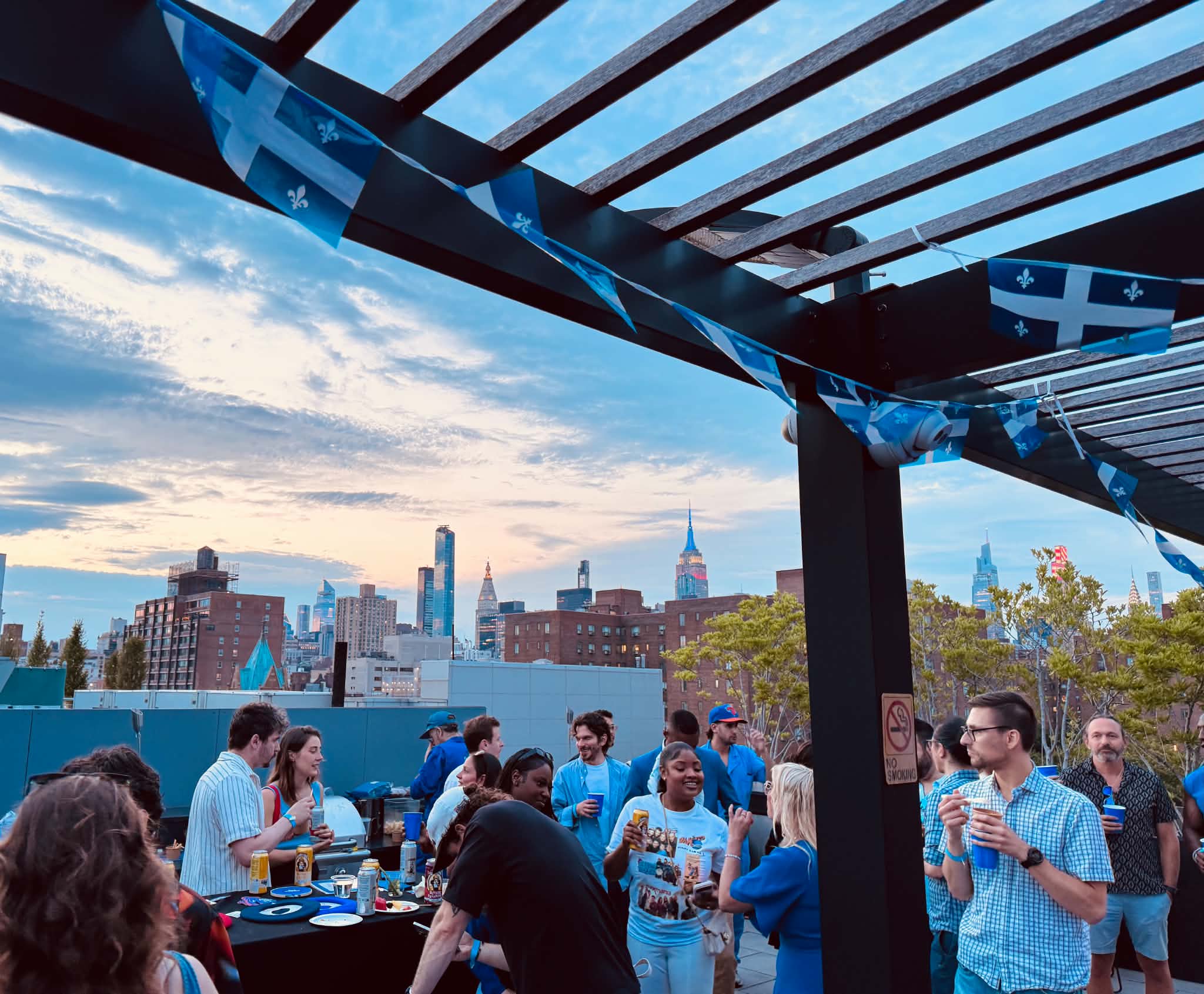 Photo de groupe lors de la soirée Saint-Jean à NYC
